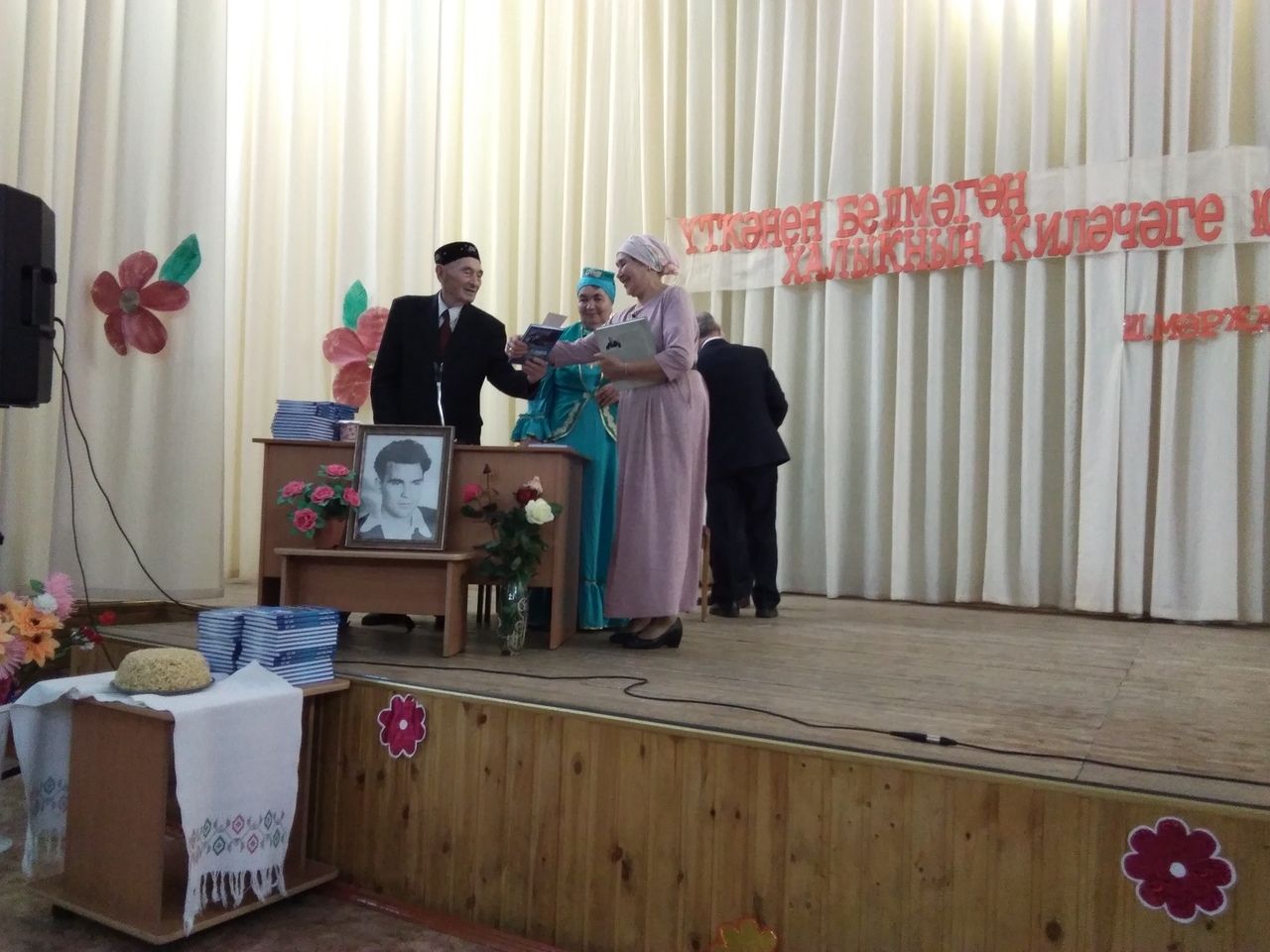 В Большетарханском СДК прошла презентация книги писателя Рината Нуруллина "Белый след на черной доске".