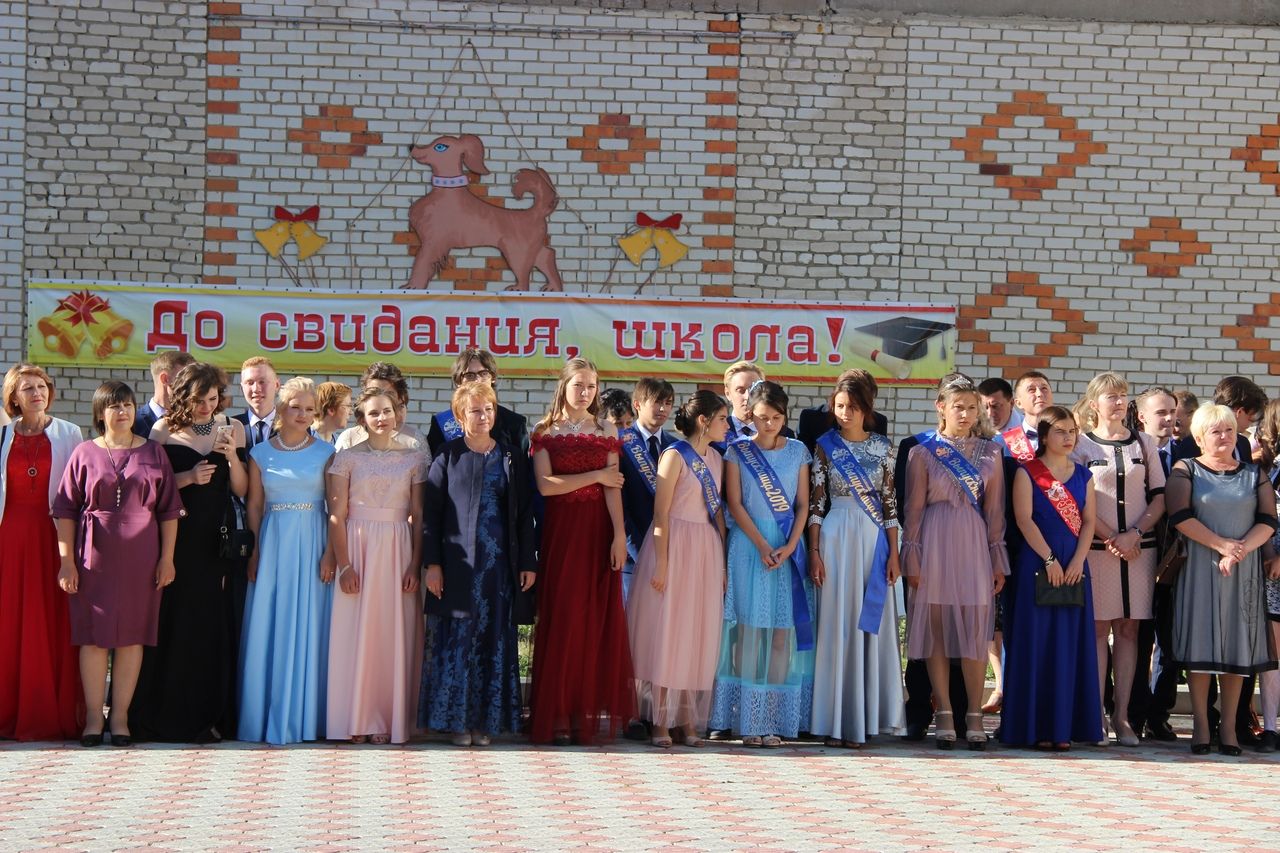 Тетюшские выпускники простились со школой