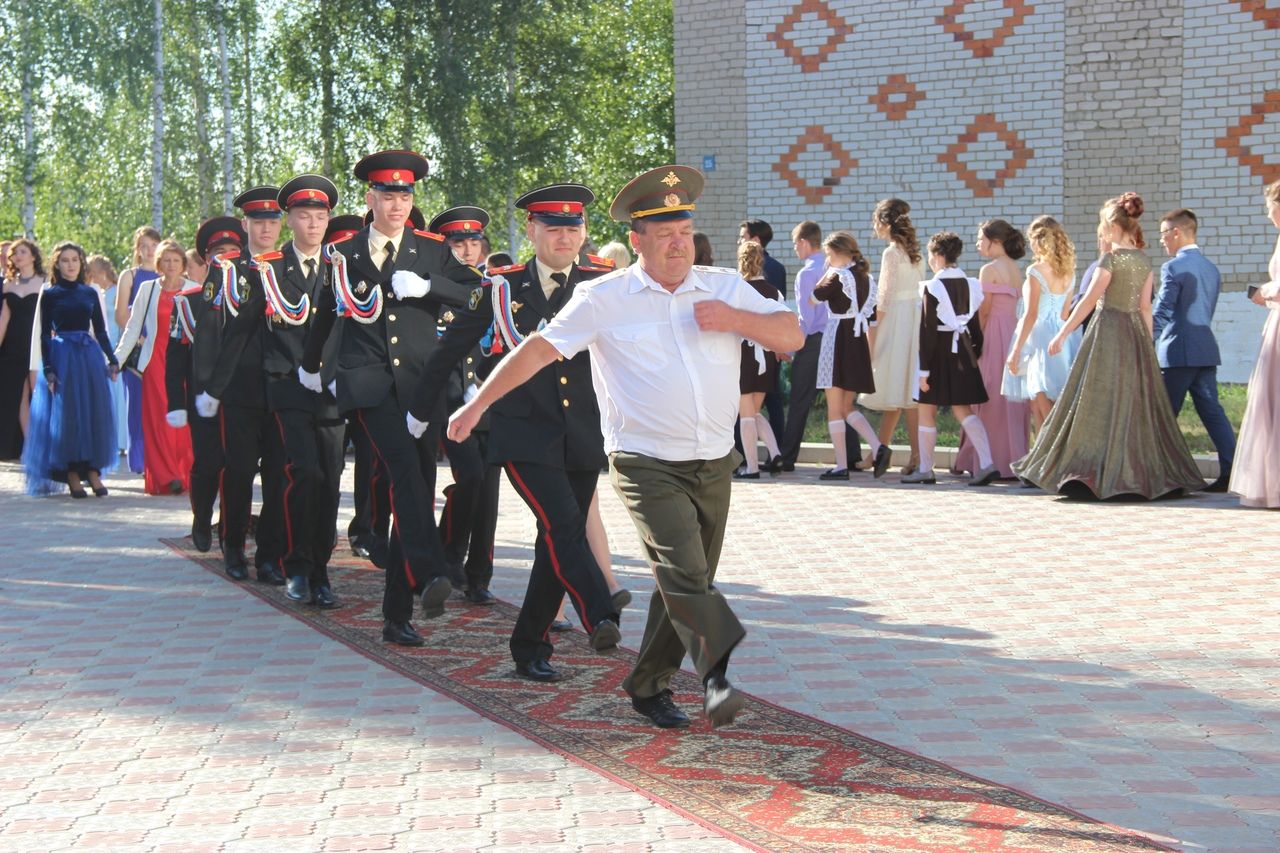 Тетюшские выпускники простились со школой