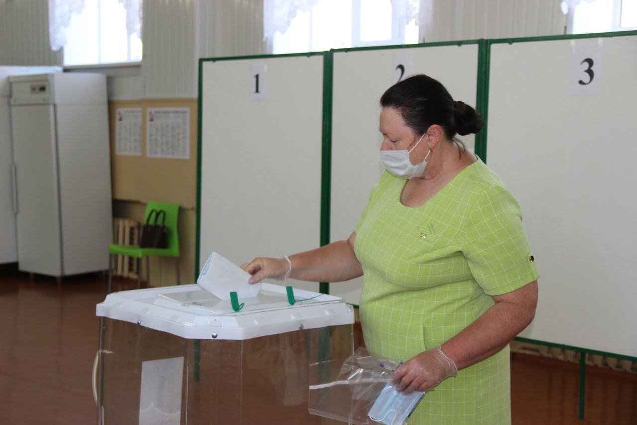 Голосование на избирательном участке в Тетюшской средней школе №2