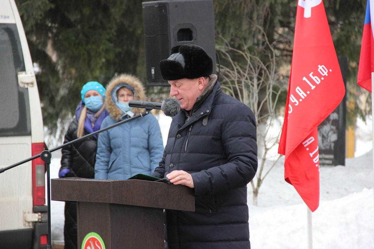 В Тетюшах, у Мемориала Славы, прошел митинг, посвященный Дню снятия блокады Ленинграда