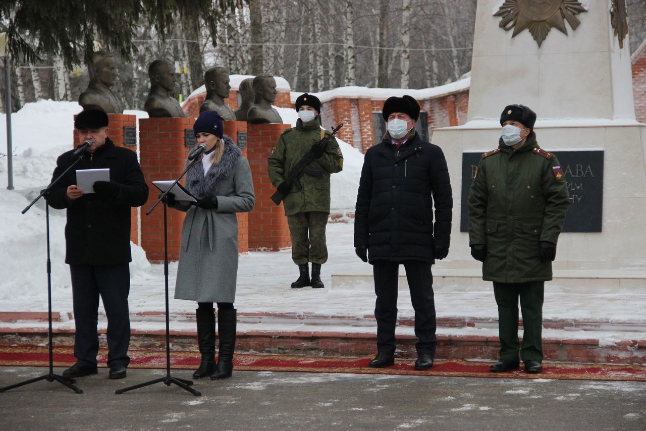 В Тетюшах, у Мемориала Славы, прошел митинг, посвященный Дню снятия блокады Ленинграда