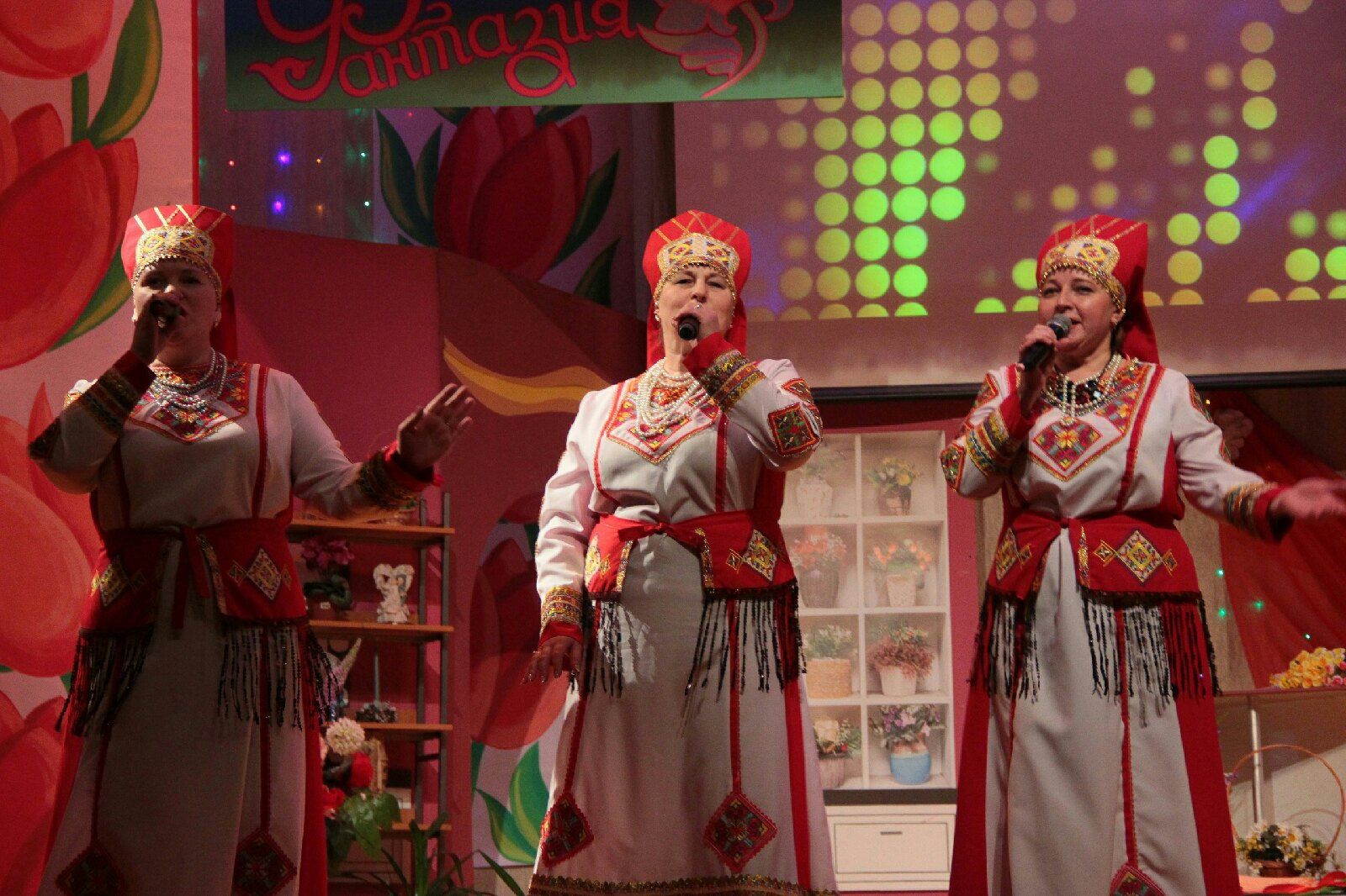 Тәтештә район мәдәният йортында Халыкара хатын-кызлар көненә багышланган "Яз, мәхәббәт, фантазия" дигән бәйрәм программасы булып узды