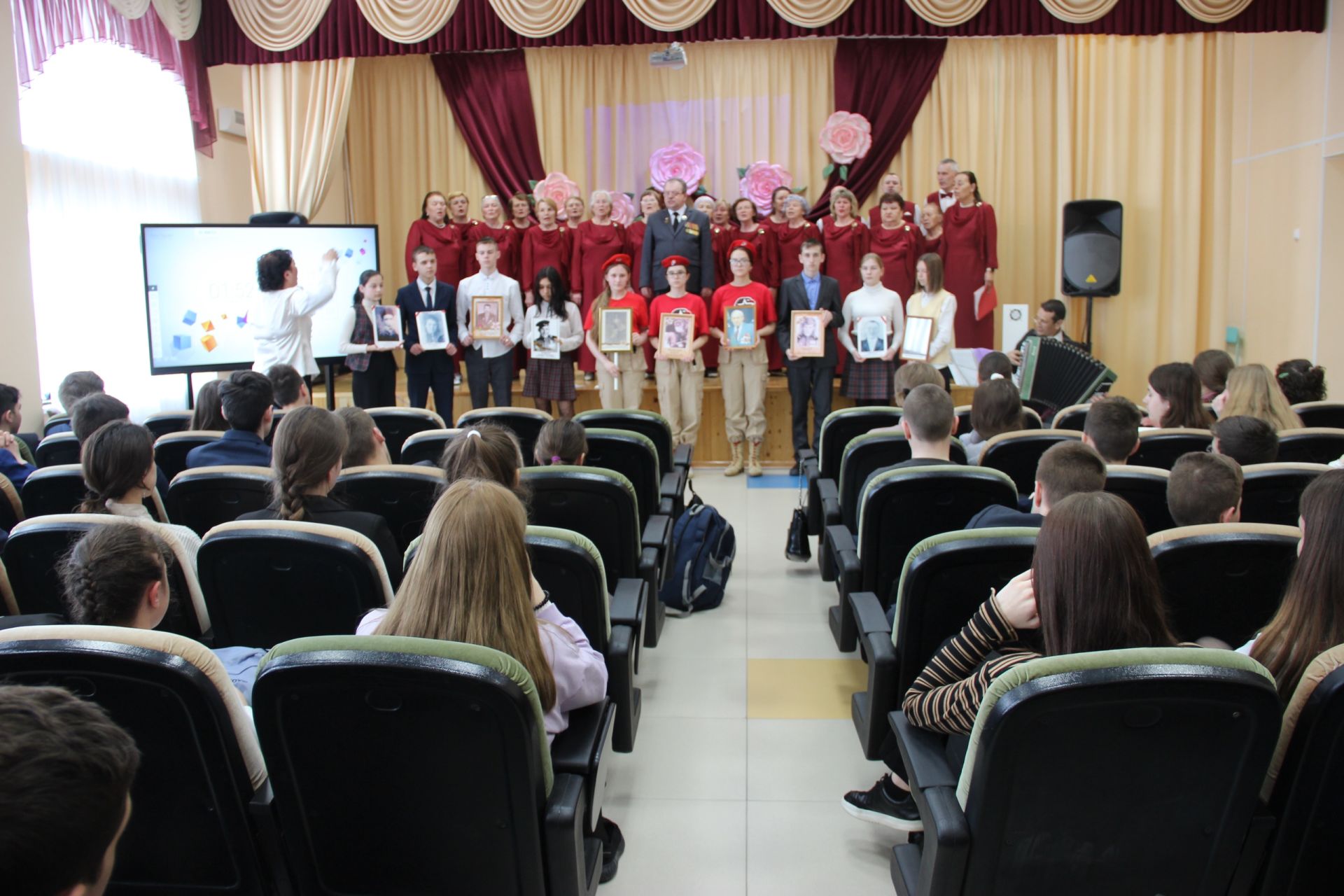 Народный хор ветеранов дарит свое творчество молодежи