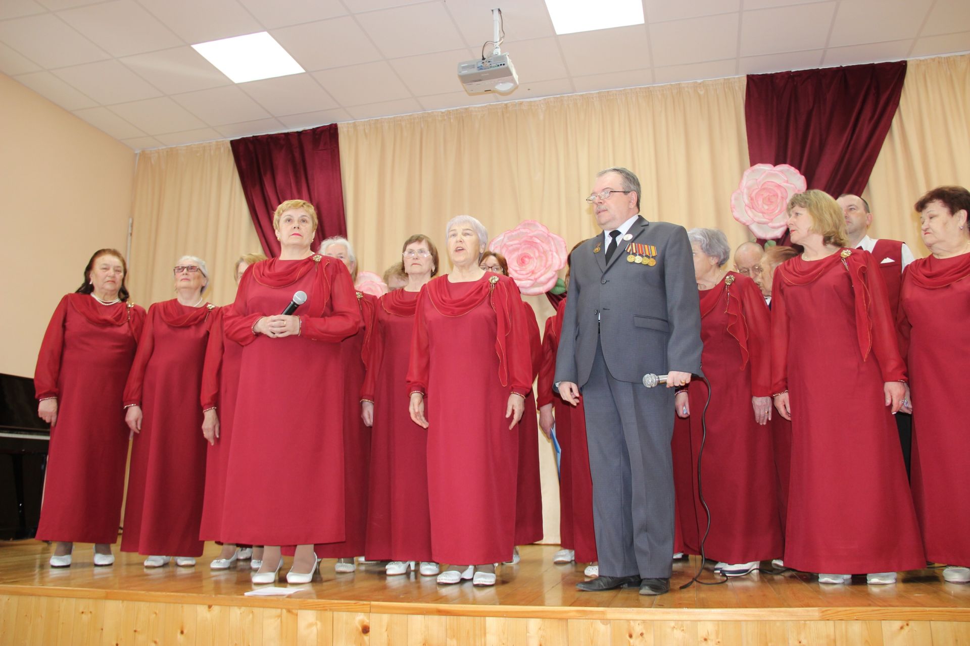 Народный хор ветеранов дарит свое творчество молодежи