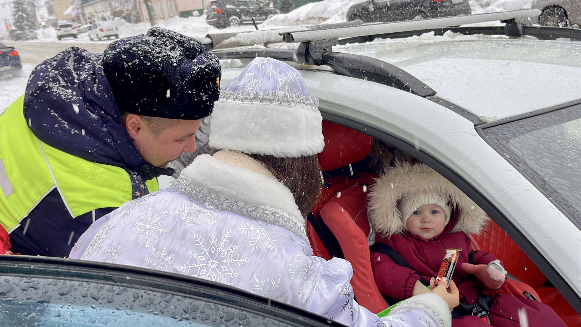 В Тетюшах Дед Мороз и Снегурочка поздравили водителей