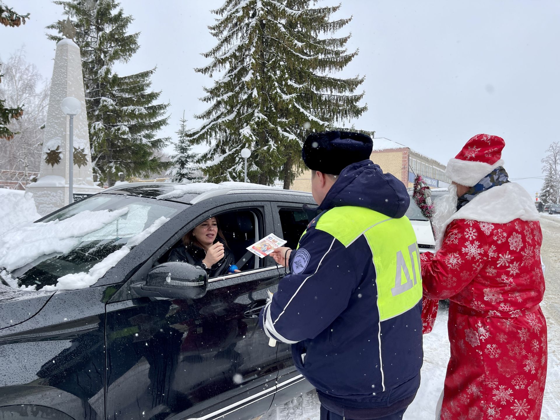 В Тетюшах Дед Мороз и Снегурочка поздравили водителей