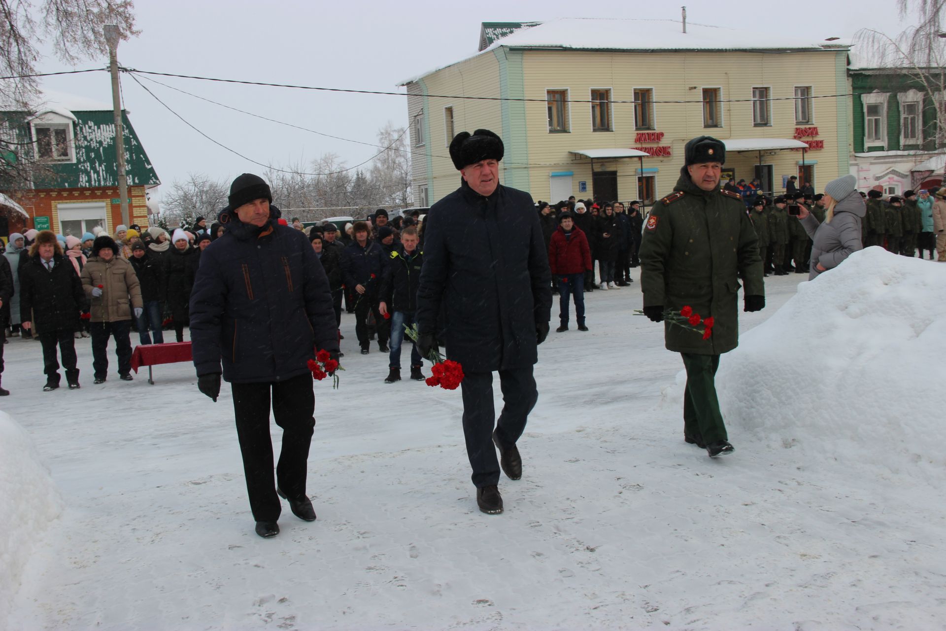 Тәтештә Дан Монументы янында совет гаскәрләрен Әфганстаннан чыгарылуына 34 ел тулу уңаеннан митинг булды