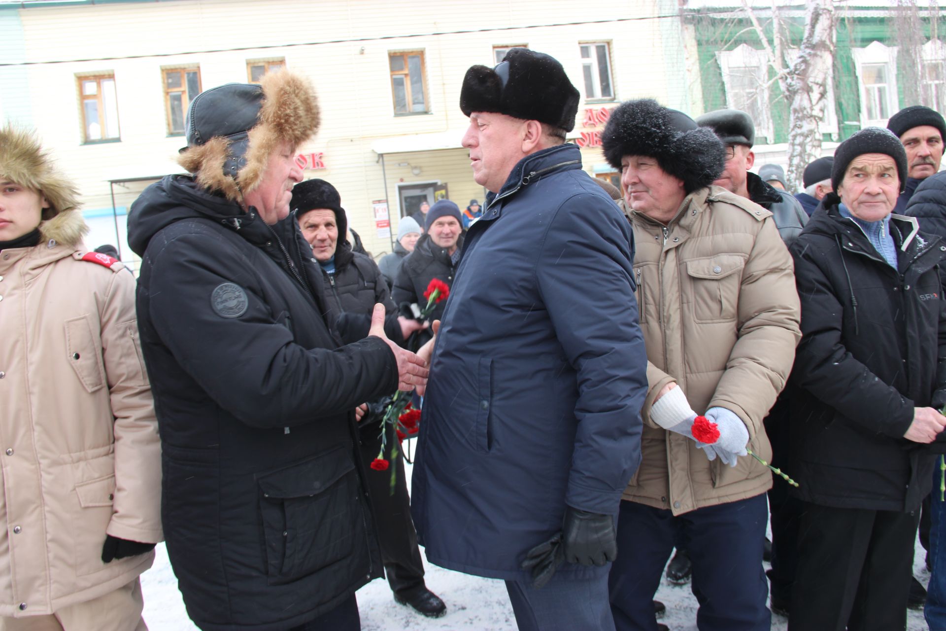 Тәтештә Дан Монументы янында совет гаскәрләрен Әфганстаннан чыгарылуына 34 ел тулу уңаеннан митинг булды