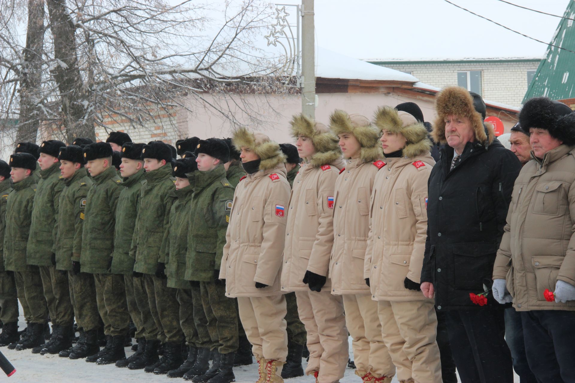 Тәтештә Дан Монументы янында совет гаскәрләрен Әфганстаннан чыгарылуына 34 ел тулу уңаеннан митинг булды