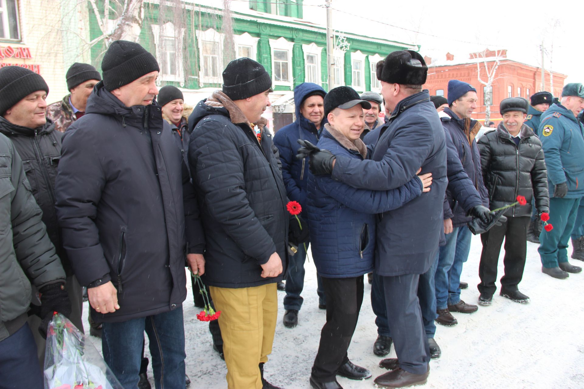 Тәтештә Дан Монументы янында совет гаскәрләрен Әфганстаннан чыгарылуына 34 ел тулу уңаеннан митинг булды