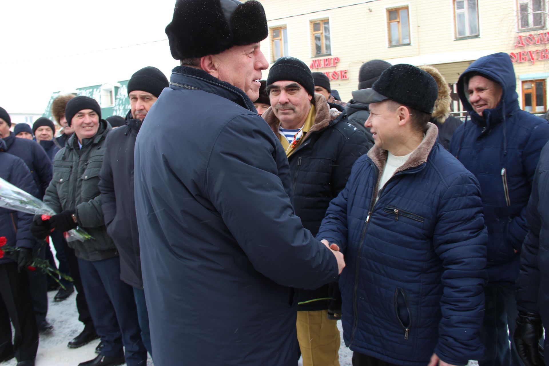 Тәтештә Дан Монументы янында совет гаскәрләрен Әфганстаннан чыгарылуына 34 ел тулу уңаеннан митинг булды