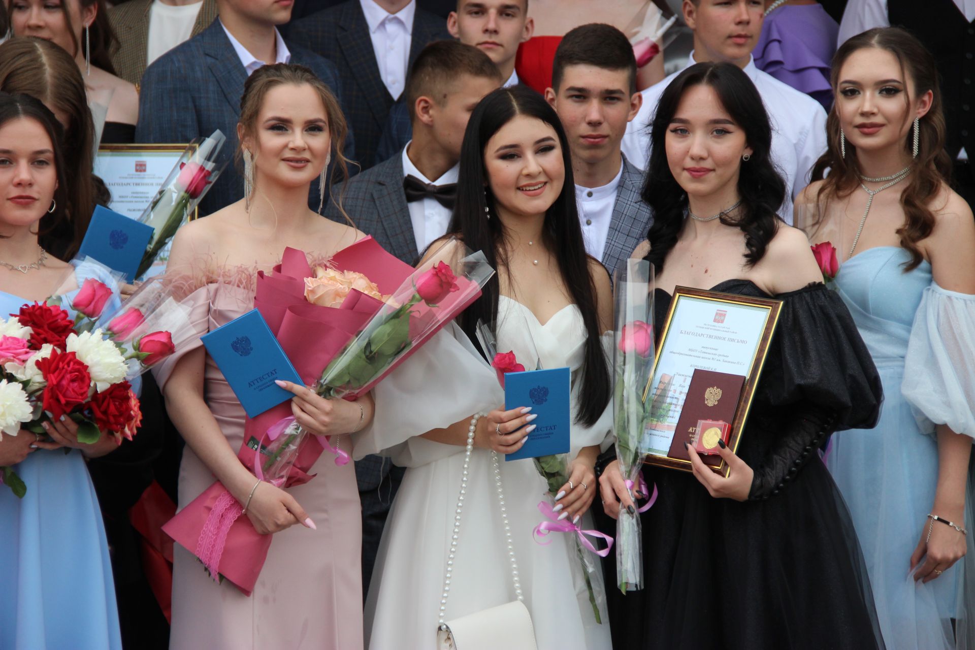 Выпускникам школ Тетюшского района вручили аттестаты
