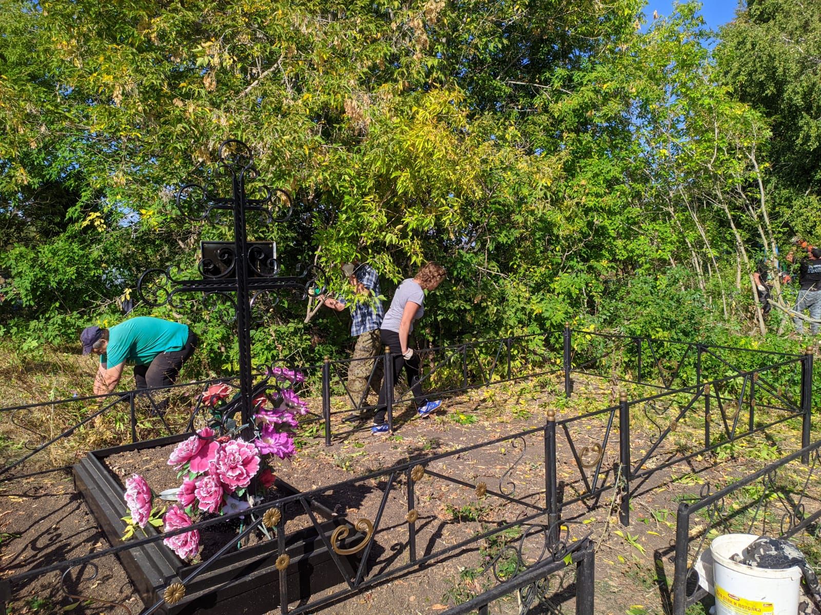 Неравнодушные горожане провели субботник на Людоговском кладбище в Тетюшах