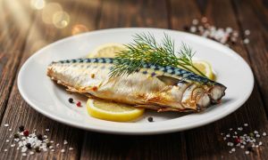 Скумбрия с мёдом и перцем чили: необычный рецепт покоряет гурманов