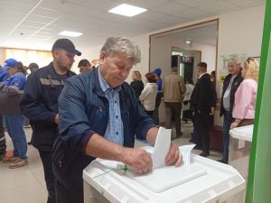 Житель Тетюш пришёл голосовать с супругой к открытию участка