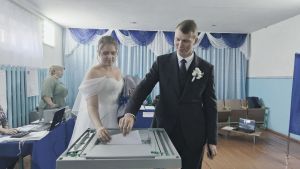Тетюшские молодожены после ЗАГСа пошли на участок