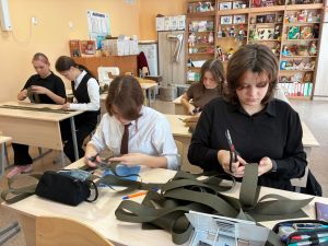 Юные мастерицы из Тетюш помогают бойцам СВО