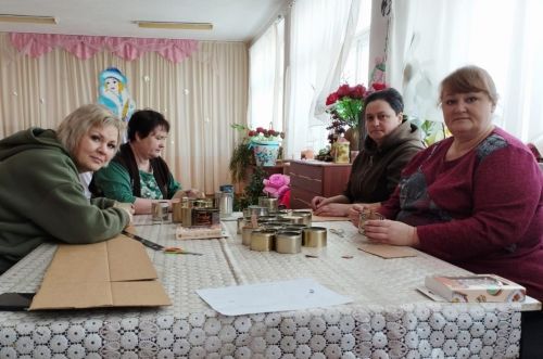 Сельчане делают заготовки для окопных свечей