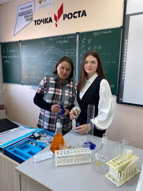 Я — Долинина Ксения и моя учительница химии Миндубаева Валентина Алексеевна