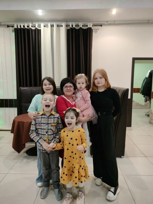 Светлана Гайнуллина с внуками Виктория, Диляра, Егор, Азалия и Сабина