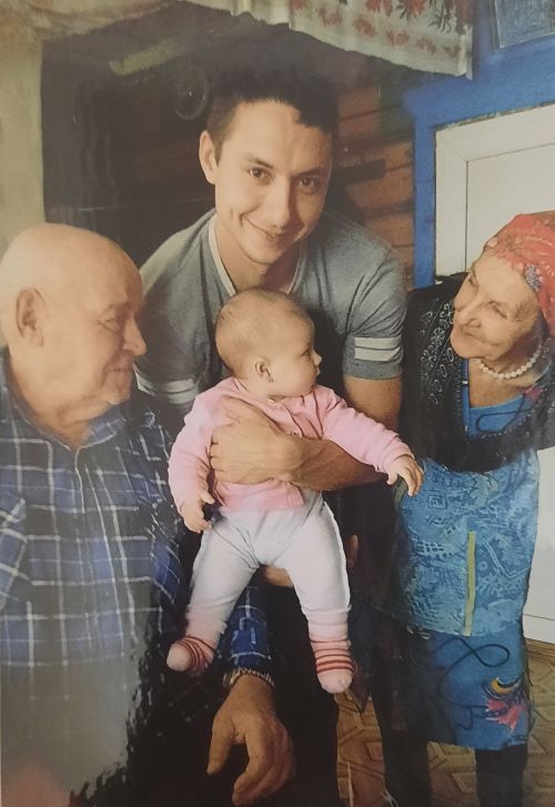 Милауша Салихова пишет: «Самира знакомится с прабабушкой»