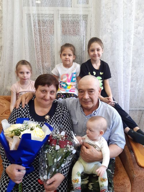 Бабушка Альфинур и дедушка Альфред с внуками Камилла, Азалия, Самира и Эмиль
