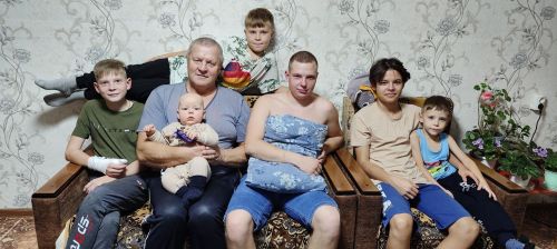 Михеев Михаил Алексеевич и его шесть внуков