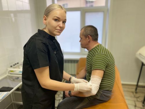 Юлия Волкова бинт һәм гипс белән җиңел эш итә