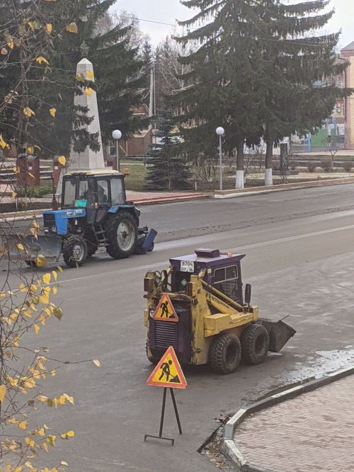 Коммунальщики занимаются уборкой дорожного полотна в Тетюшах