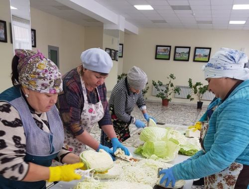Помогают друг другу и бойцам чем могут
