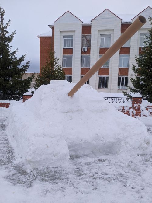 В Тетюшах создают красивые фигуры из снега