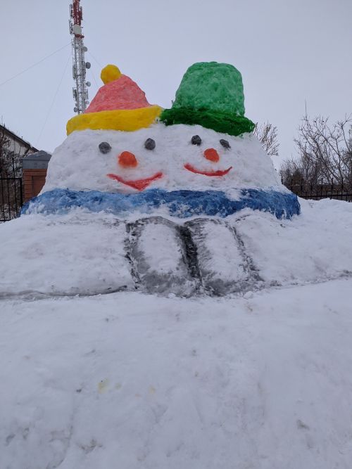 В Тетюшах создают красивые фигуры из снега