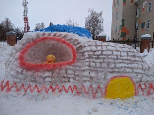 В Тетюшах создают красивые фигуры из снега