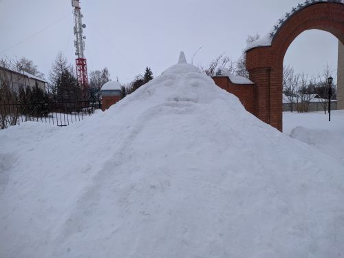 В Тетюшах создают красивые фигуры из снега