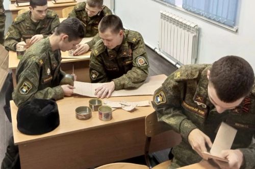 Жительницы села Энтуганы приготовили лапшу для бойцов СВО, а тетюшане - заготовки окопных свечей