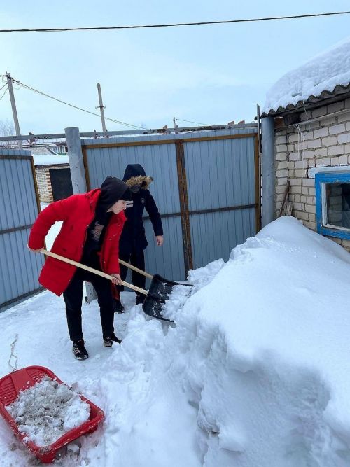 Активисты «Форпоста» оказали помощь в уборке снега