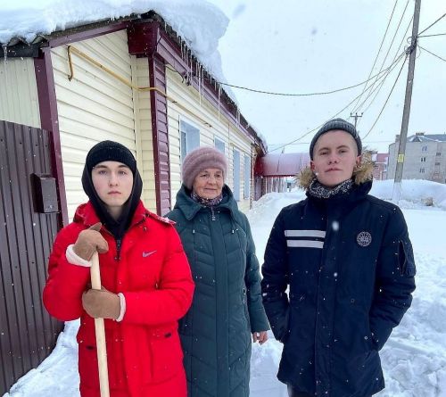 Активисты «Форпоста» оказали помощь в уборке снега