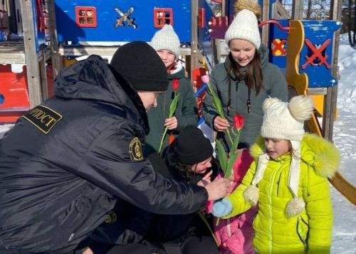 В центре Тетюш провели акцию «С праздником Весны, милые дамы!»