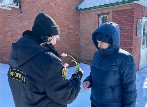 В центре Тетюш провели акцию «С праздником Весны, милые дамы!»