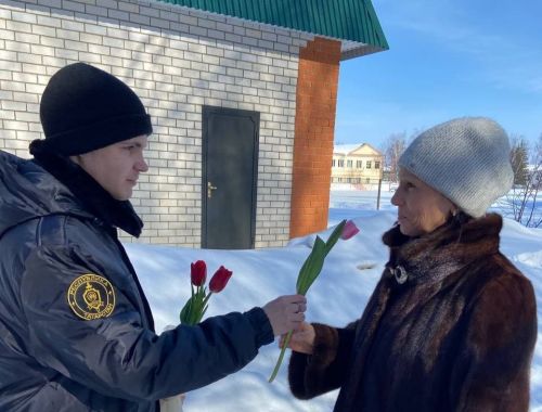 В центре Тетюш провели акцию «С праздником Весны, милые дамы!»