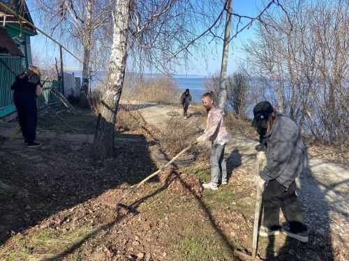 Активисты «Форпоста» помогают тетюшанам в уборке придомовых территорий
