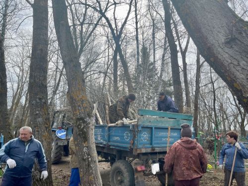Тетюшане прибрались на городском кладбище, расположенном в Южном микрорайоне