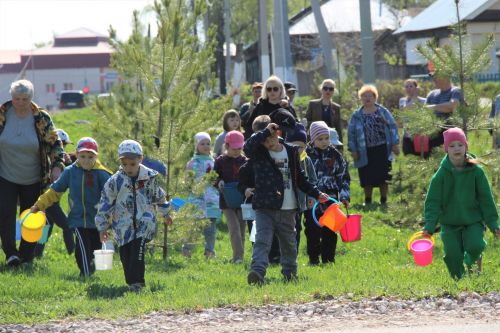 Жители города Тетюши приняли участие во Всероссийской акции по высадке деревьев «Сад памяти»
