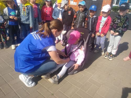 Юные тетюшане учились застёгивать ремни автокресла