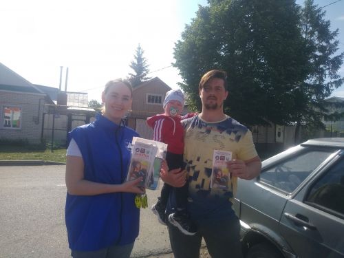Юные тетюшане учились застёгивать ремни автокресла