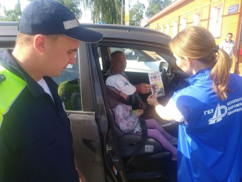 Юные тетюшане учились застёгивать ремни автокресла
