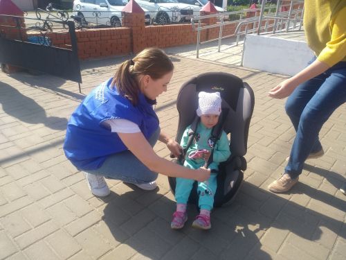 Юные тетюшане учились застёгивать ремни автокресла