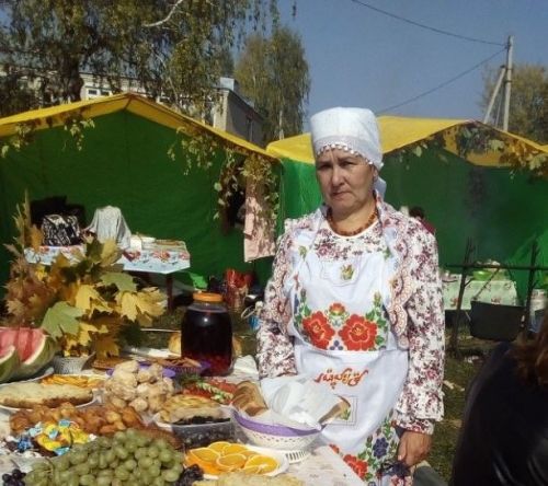 Хәмдия Әхсәнова күзләрен йомып теләсә нинди китапны таба ала