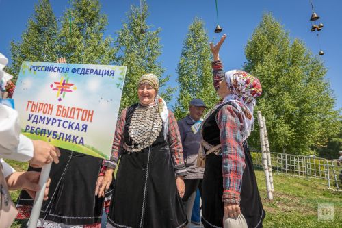 Череду национальных праздников в Татарстане продолжил удмуртский Гырон Быдтон